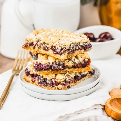 Recipe 'Cherry Pie Crumb Bars '