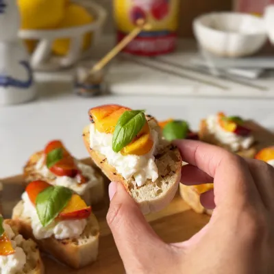 Recipe 'Peach and Burrata Crostini'