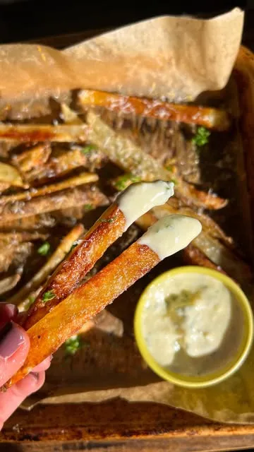 THE CRISPIEST OVEN BAKED TRUFFLE FRIES 🍄🍟