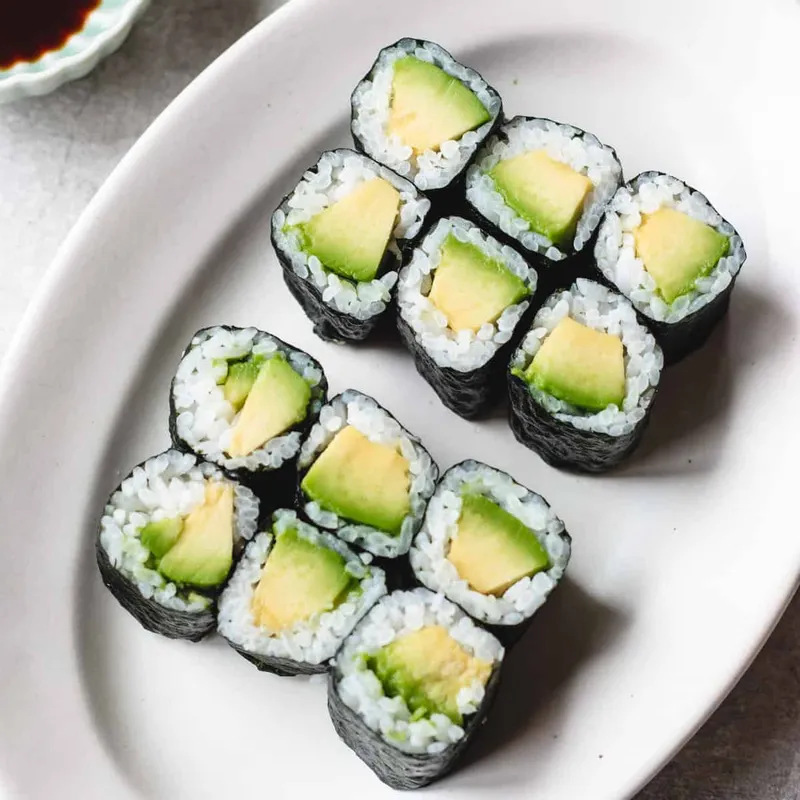 Easy Avocado Sushi Roll (Japanese Maki Sushi Recipe)