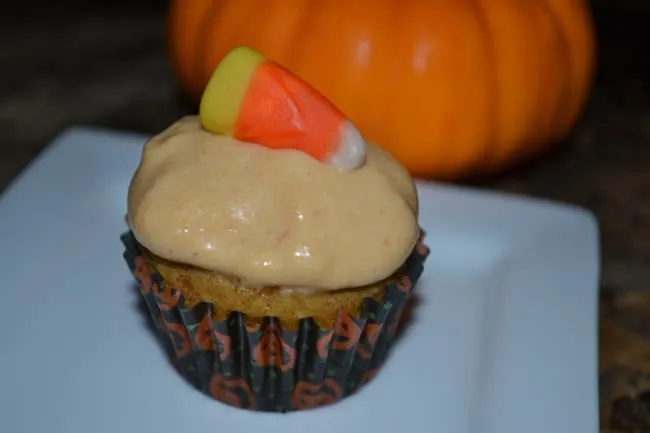 Pumpkin Pie Cupcakes with Pumpkin Cream Cheese Frosting