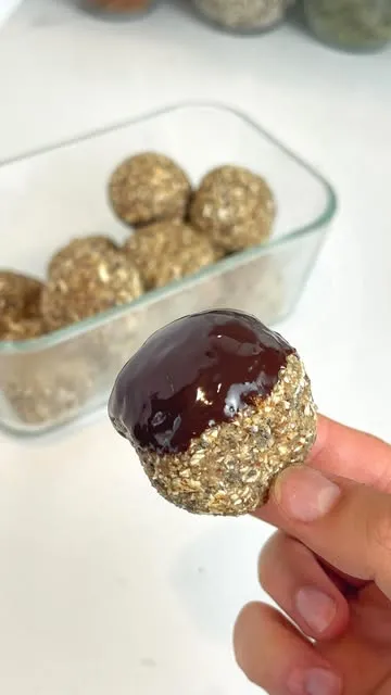 CHIA BANANA BREAD PROTEIN BALLS🍌