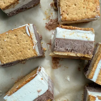 Recipe 'Frozen S’mores Ice Cream Sandwiches'