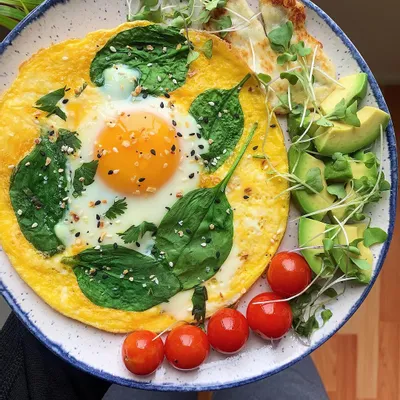 Recipe 'Quick Breakfast Omelette with Halloumi and Avocado'
