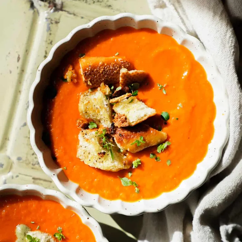 Roasted Tomato Soup (5 Ingredients + Vegan)