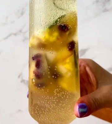 Recipe 'Holiday-themed Pear & Ginger Champagne Ice Cubes'
