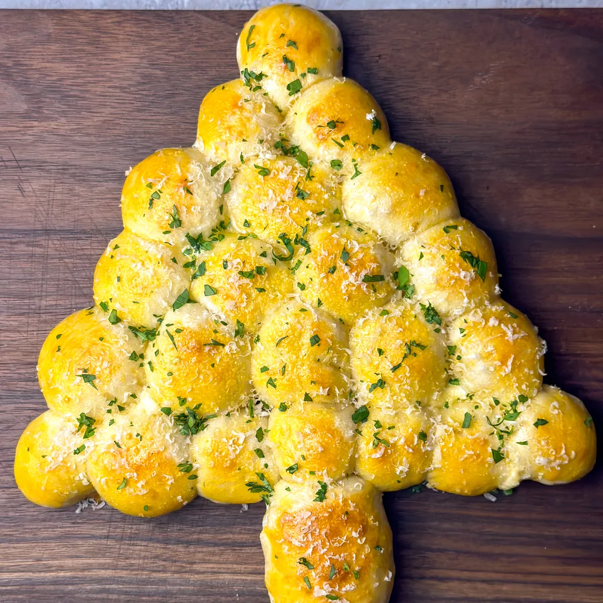 Cheesy christmas tree pull apart bread (Easy Recipe)