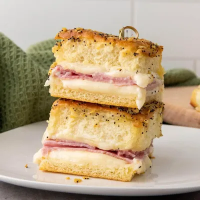 Recipe 'Golden-Baked Ham and Cheese Sliders on Hawaiian Rolls Recipe'