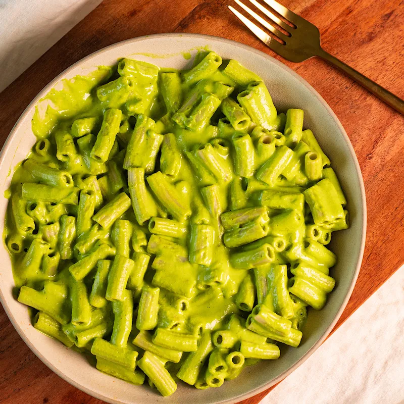 vegan creamy spinach garlic pasta with cashews and parsley