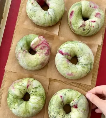 Recipe 'Raspberry Matcha Bagels'