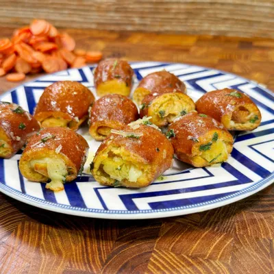 Recipe 'Pepperoni Pizza Stuffed Pretzel Bites Recipe'