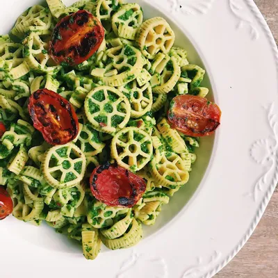 Recipe 'CLASSIC 5-MINUTE VEGAN & NUT-FREE SPINACH PESTO PASTA'