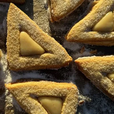 Recipe 'Toasted Vanilla Bean Shortbread with Malted Cream Filling'