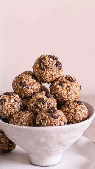 NO-BAKE OATMEAL RAISIN PROTEIN COOKIE DOUGH BITES 