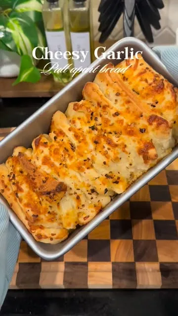 Garlic Pull-Apart Bread