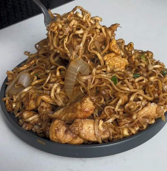Stir-Fried Noodles with Marinated Chicken