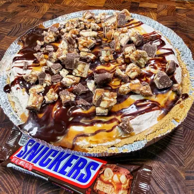 Recipe 'Decadent No-Bake Snickers Cheesecake Pie: A Sweet Treat in Minutes'