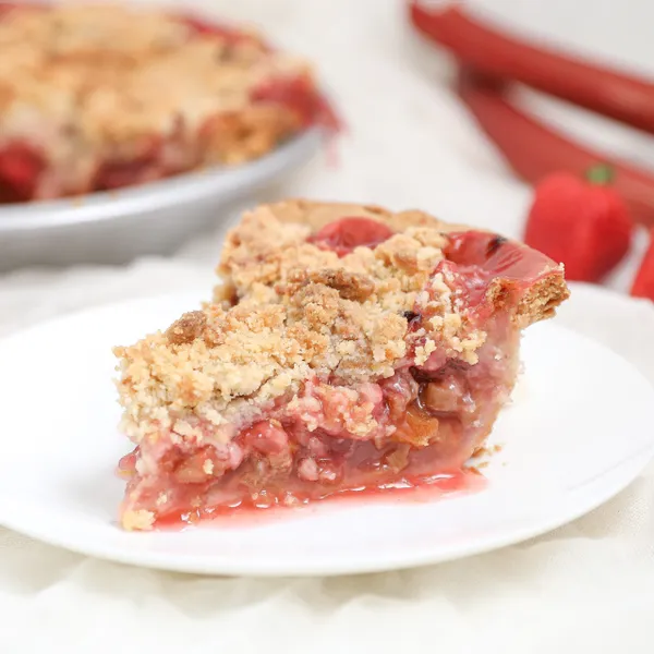 Strawberry Rhubarb Pie with Crumb Top
