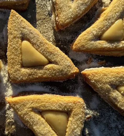 Toasted Vanilla Bean Shortbread with Malted Cream Filling
