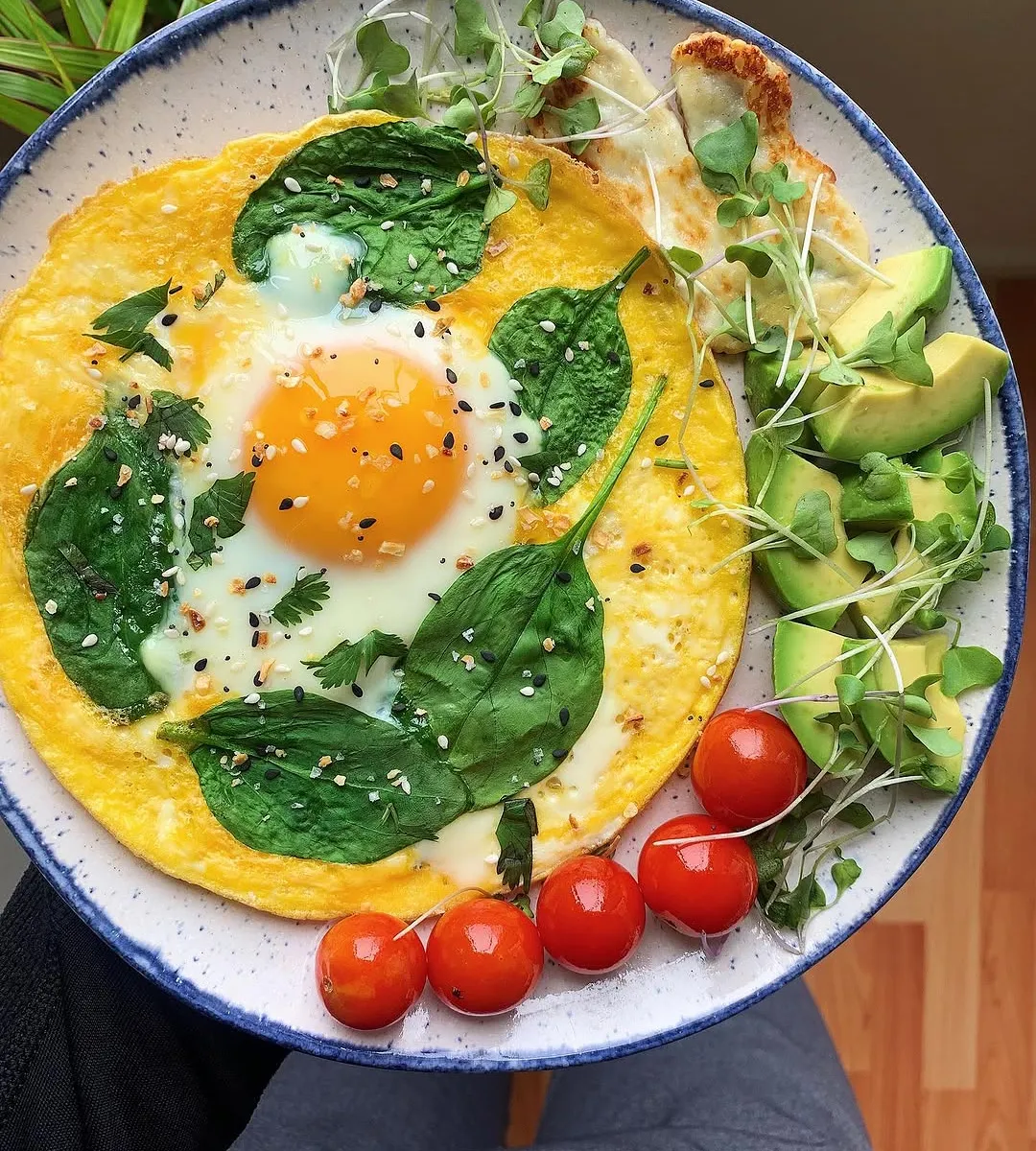 Quick Breakfast Omelette with Halloumi and Avocado