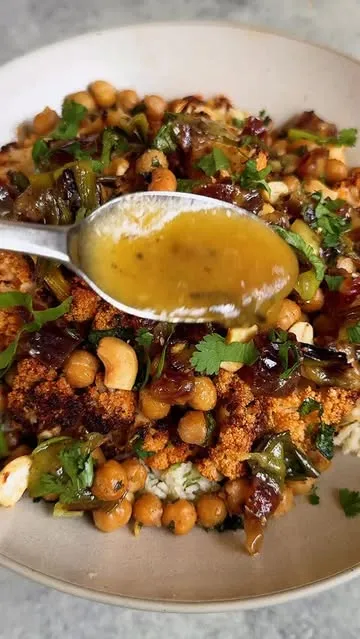 CAULIFLOWER & CHICKPEA VEGGIE RICE BOWLS WITH CITRUS & CHARRED SCALLIONS